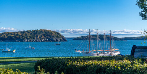 Naklejka premium Bar Harbor Maine in October with blue skies
