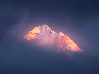 Fototapete Mount Everest las rosafarbene Sonne leuchtet auf Schneespitzen Tomserkie durch Wolken in Nepal
