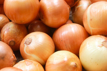 Photo of a pile of onions being sold in a traditional market