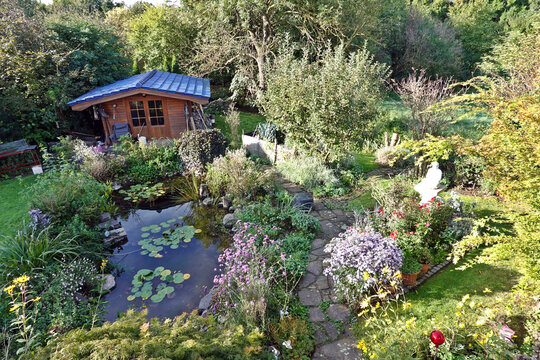 Garten mit Gartenhaus und Gartenteich