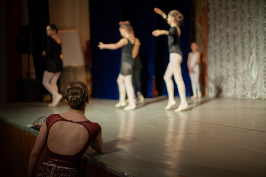 Dance teacher. The choreographer looks at the students. Dance lessons on stage.