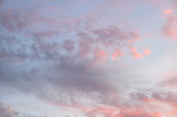 Obraz premium Soft and subtle cloudscape in pastels of evening light, as a nature background 