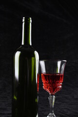botella y copa de vino 