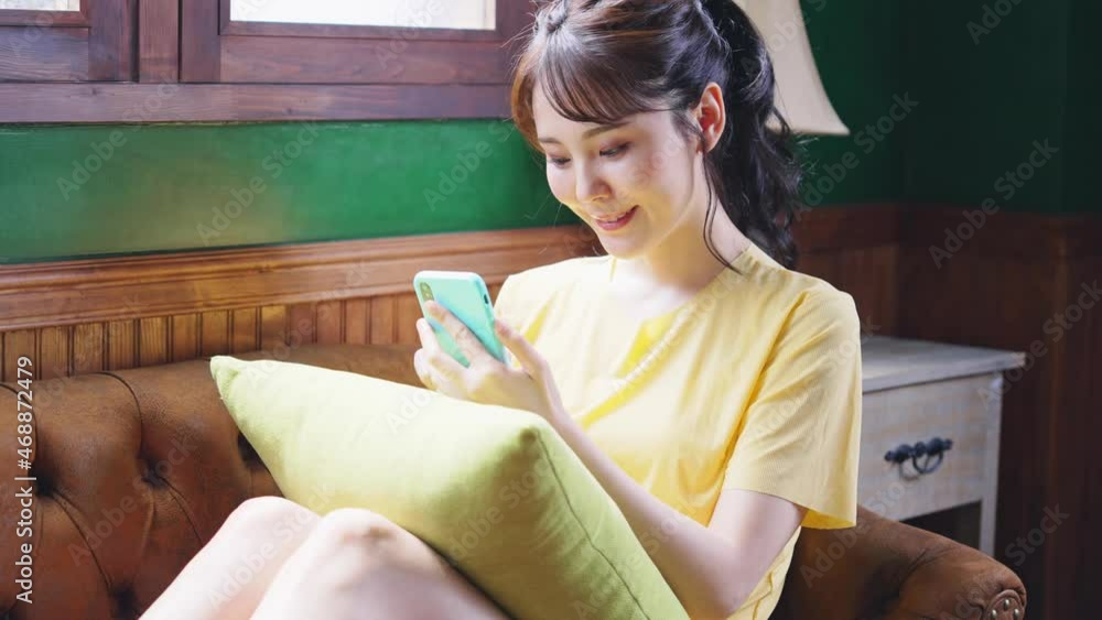 Poster 部屋でスマホを見る女性　スローモーション