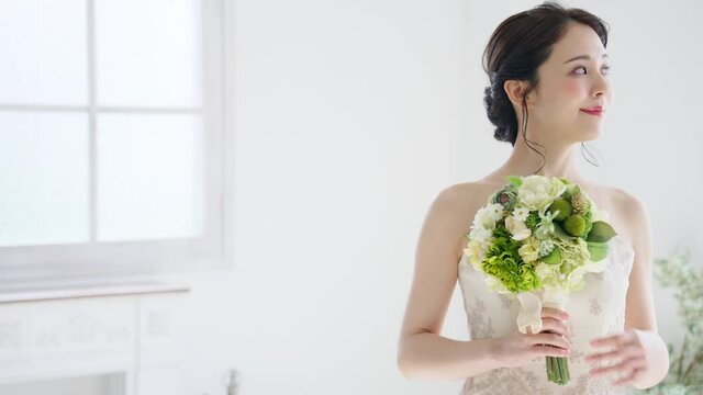ウェディングドレスを着た女性　ブライダルイメージ　ウェディング　結婚式　スローモーション