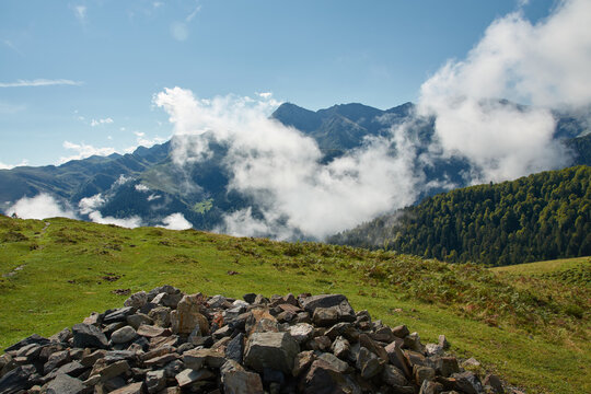 Croix de beliou - pyr&eacute;n&eacute;es dans les nuages