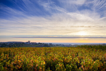 Lever du jour sur les vignes et le village de Régnié Durette, Beaujolais, France