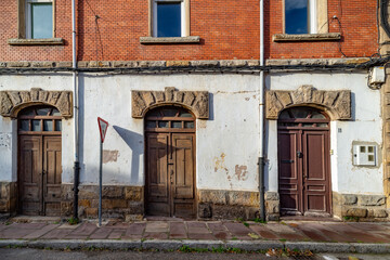 ciudad postindustrial del norte de España con decadencia urbana