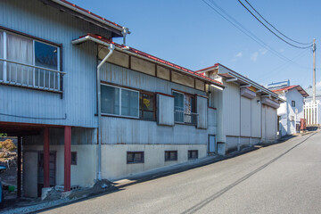 坂道に沿って建っている家