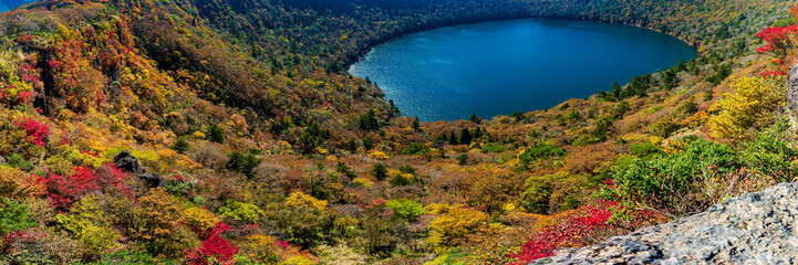 大浪池_早春にはマンサク、初夏はミヤマキリシマ、秋は紅葉と四季を楽しめる