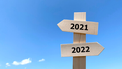 道しるべと青空背景_2方向_真ん中_2021と2022文字入り