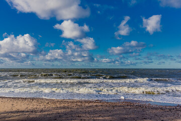 Schöner Herbstspaziergang an der polnischen Ostsee vor den Toren Kolbergs - Polen