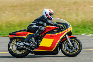 Obraz na płótnie Canvas course de moto, pilote en action 