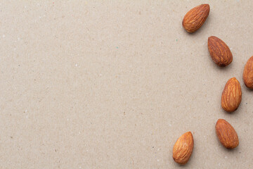 俯瞰の縦並べたアーモンドとテクスチャーのあるグレーの背景とコピースペース