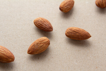 俯瞰の対角線に並んだアーモンドとテクスチャのある背景