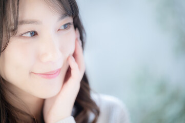 肌に気を遣う美しいアジア人（日本人）女性 コピースペース