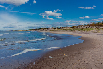 Schöner Strandspaziergang zur Mündung des Jamno an der polnischen Ostsee - Polen