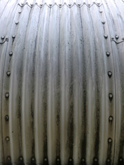 ボルト止めの湾曲した金属板