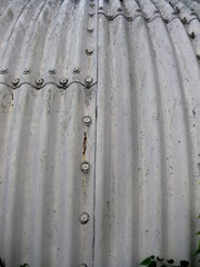 ボルト止めの湾曲した金属板