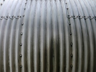 ボルト止めの湾曲した金属板