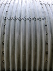 ボルト止めの湾曲した金属板