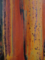 劣化し錆びた金属柱