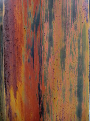 劣化し錆びた金属柱