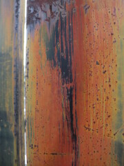 劣化し錆びた金属柱