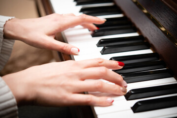 Fototapeta premium ピアノを演奏する女性の手