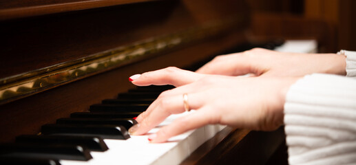 ピアノを演奏する女性の手