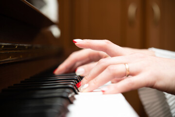 Obraz premium ピアノを演奏する女性の手