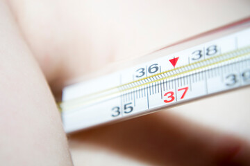 The child measures the temperature, the high temperature of the children.