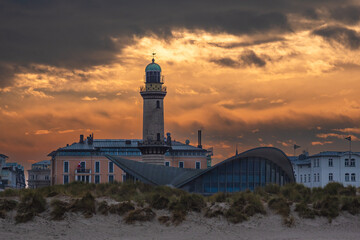 Blick auf den Leuchtturm und den Teepott im Ostseebad Warnem&uuml;nde
