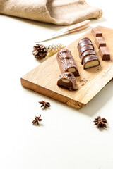 Nougat- und Marzipanvariationen auf rustikalem Eiche Holzbrett serviert