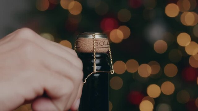 mano stappa tappo di spumante