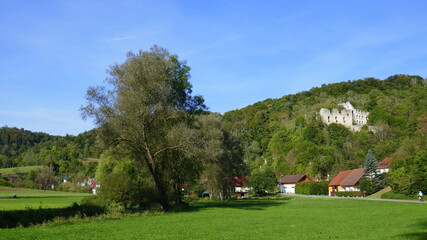 Fototapeta na wymiar Ruine Schülzburg in Hayingen - Anhausen am Lautertalradweg
