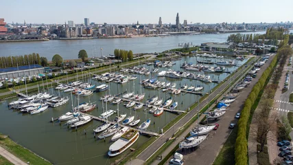 Keuken spatwand met foto Antwerp yacht club at Linkeroever marina. Boats and yachts with the city of Antwerp in the background. Drone aerial view from above © Tom