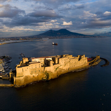Castel dell'ovo a Napoli con il vesuvio sullo sfondo