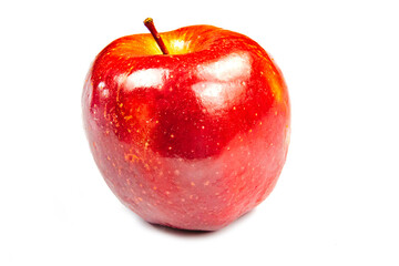 Pommes fraîches mûres juteuses rouges isolés sur fond blanc
