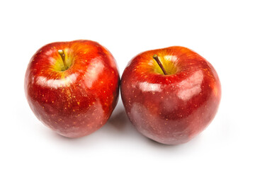 Pommes fraîches mûres juteuses rouges isolés sur fond blanc