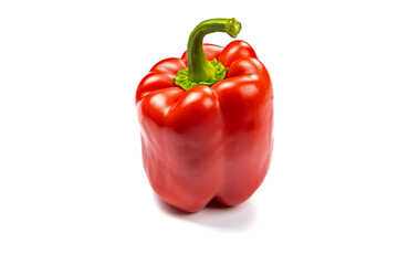 Poivrons mûrs rouges isolés sur fond blanc