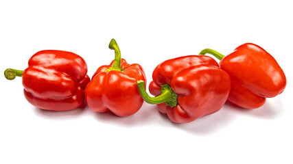 Poivrons mûrs rouges isolés sur fond blanc