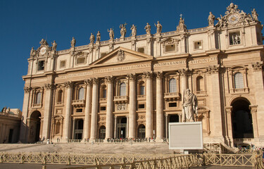 Fototapeta na wymiar St. Peter's cathedral in Vatican in sunny autumn day