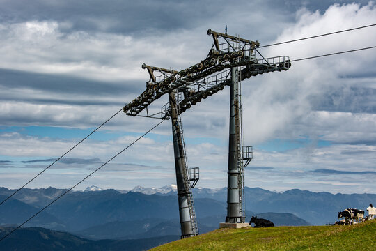 Liftst&uuml;tze mit K&uuml;hen und Bergpanorama in K&auml;rnten, Madritsche