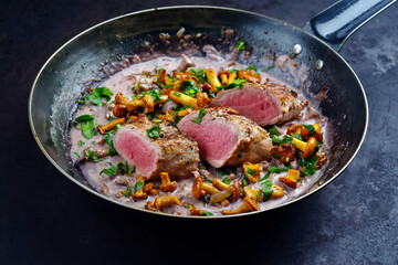 Gebratenes dry aged Schweinefilet Chateaubriand Medaillon Steak natur mit Pfifferlingen in Walnuss...