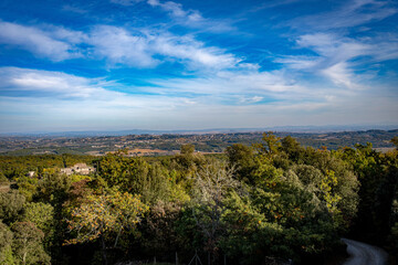 Fototapeta na wymiar Panorama attorno a Monteriggioni in Toscana con Siena sullo sfondo
