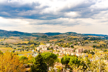 Panorama attorno a San Gimignano in Toscana