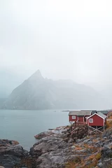 Foto auf Acrylglas Reinefjorden Der Reinefjord liegt auf der Insel Moskenes der Lofoten, einer wunderschönen Inselgruppe im Norden Norwegens. Berühmt für steile Berge und malerische Fischerdörfer.