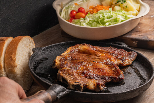 grilled meat with vegetables costeleta and bread