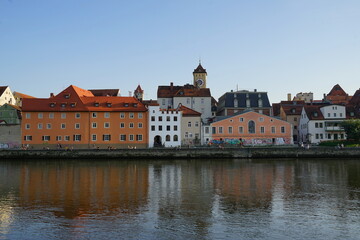 Obraz premium Blick über die Donau zur Altstadt Regensburg